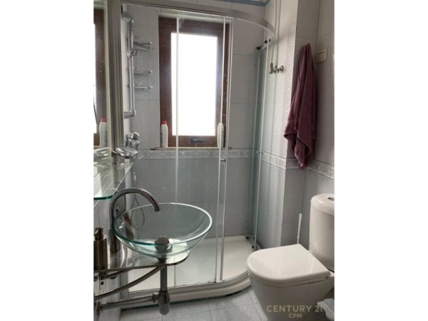 Tirane, jepet me qera apartament 3+1 Kati 7, 138 m² 900 € 