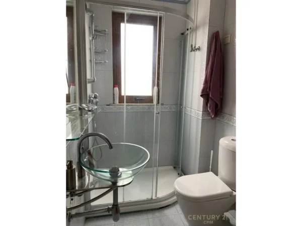 Tirane, jepet me qera apartament 3+1 Kati 7, 138 m² 900 € 