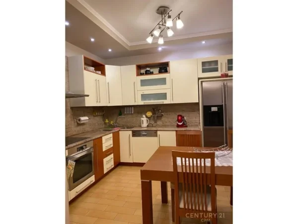Tirane, jepet me qera apartament 3+1 Kati 7, 138 m² 900 € 