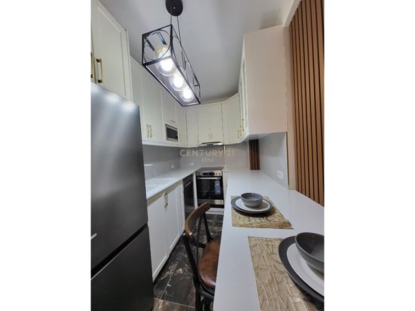 Tirane, jepet me qera apartament 1+1+Ballkon Kati 8, 70 m² 800 € 