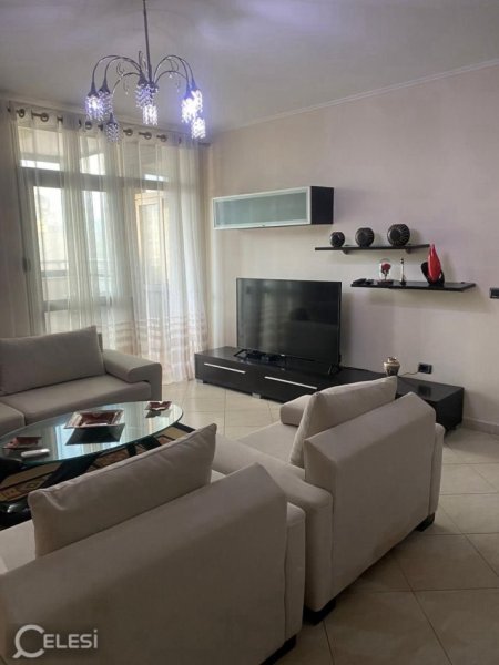 Tirane, jepet me qera apartament 3+1+Ballkon Kati 8, 130 m² 1.000 € (QENDER)