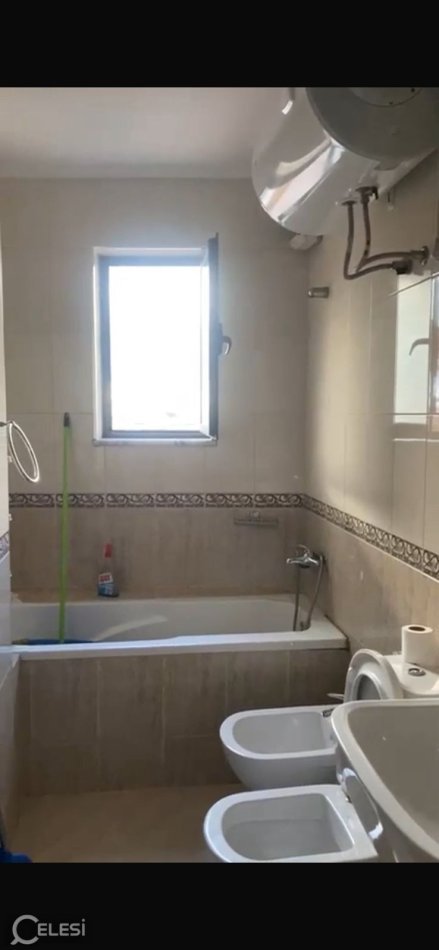 Tirane, jepet me qera apartament 3+1+Ballkon Kati 8, 130 m² 1.000 € (QENDER)