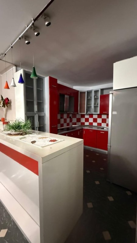 Tirane, jepet me qera apartament 3+1 Kati 3, 122 m² 750 € (KOMUNA PARISIT)