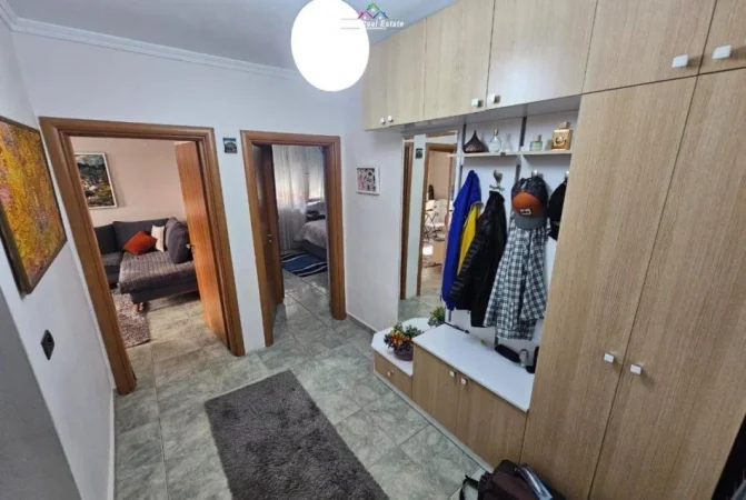 Tirane, jepet me qera apartament 1+1+Ballkon Kati 2, 60 m² 550 € (BRRYLI)