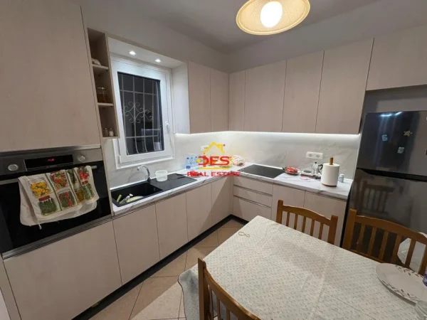 Vlore, jepet me qera apartament 1+1+Ballkon Kati 4, 70 m² 450 € (Rruga Fiqiri Muka)