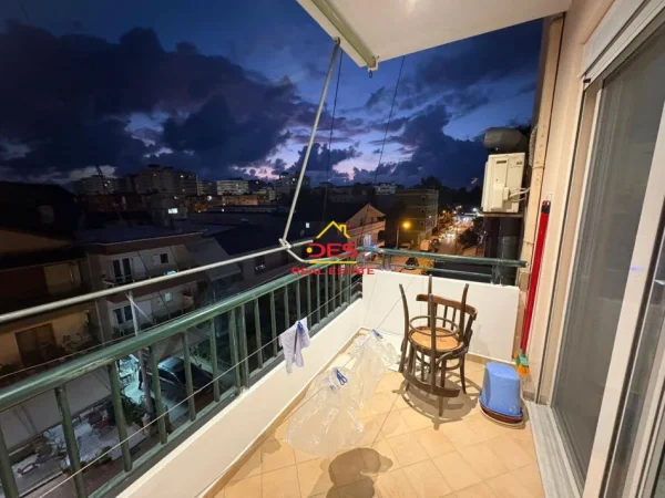 Vlore, jepet me qera apartament 1+1+Ballkon Kati 4, 70 m² 450 € (Rruga Fiqiri Muka)