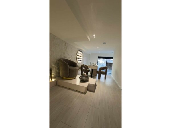 Tirane, jepet me qera ambjent biznesi Kati 0, 12 m² 250 € (Jordan Misja)