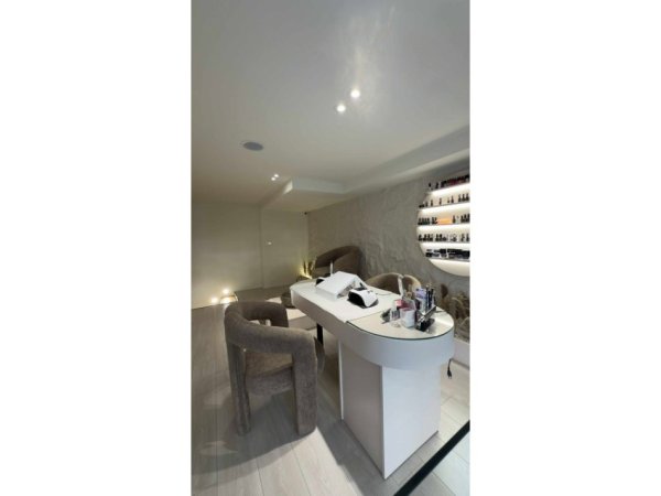 Tirane, jepet me qera ambjent biznesi Kati 0, 12 m² 250 € (Jordan Misja)