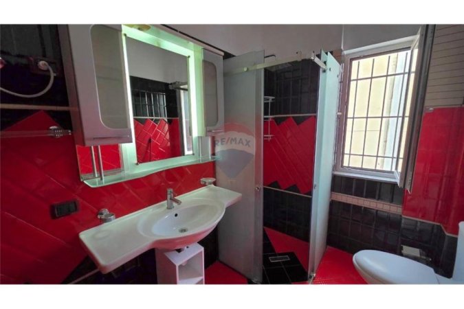 Vlore, jepet me qera apartament 2+1 , 117 m² 400 € (Rr.Laze Malo Rruga Avni Rustemi, Vlorë)