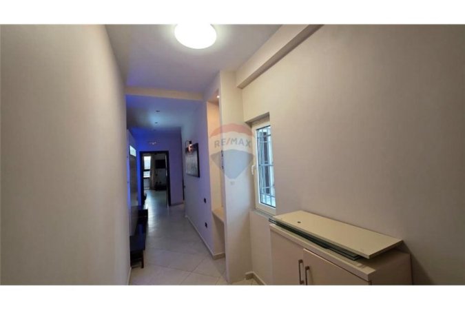 Vlore, jepet me qera apartament 2+1 , 117 m² 400 € (Rr.Laze Malo Rruga Avni Rustemi, Vlorë)