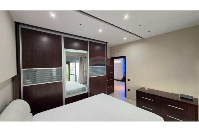 Vlore, jepet me qera apartament 2+1 , 117 m² 400 € (Rr.Laze Malo Rruga Avni Rustemi, Vlorë)