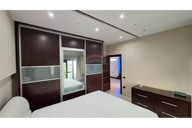 Vlore, jepet me qera apartament 2+1 , 117 m² 400 € (Rr.Laze Malo Rruga Avni Rustemi, Vlorë)