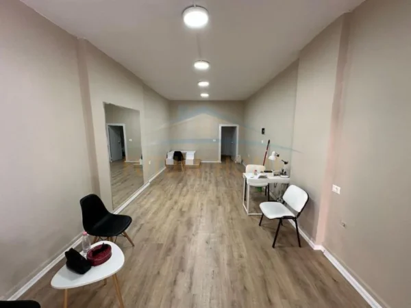 Shitet, Ambient Biznesi, Komuna e Parisit. 100,000 €