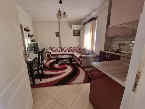 Tirane, jepet me qera apartament 2+1 Kati 8, 450 € 