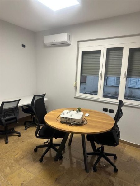 Tirane, jepet me qera ambjent biznesi Kati 2, 140 m² 2.500 € (BLLOKU)
