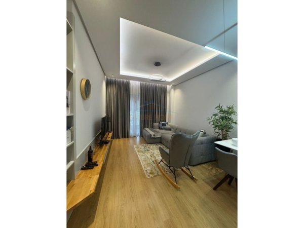 Tirane, jepet me qera apartament 2+1 Kati 4, 75 m² 1.000 € (Foleja e Gjelber)