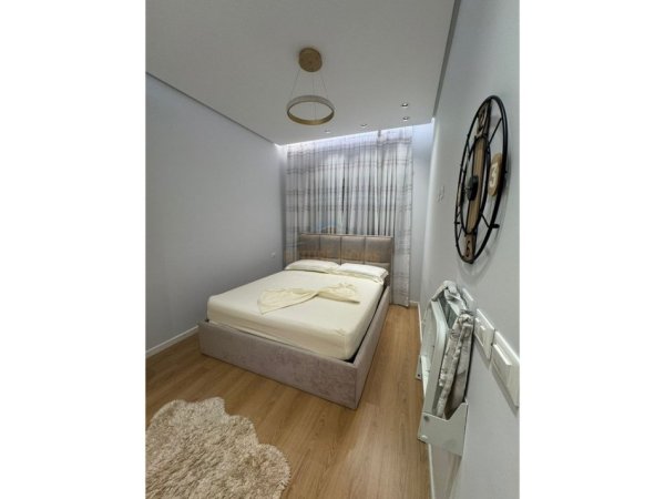 Tirane, jepet me qera apartament 2+1 Kati 4, 75 m² 1.000 € (Foleja e Gjelber)