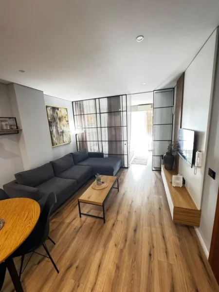 Tirane, jepet me qera apartament 2+1 Kati 8, 75 m² 700 € (Prane Globe.)