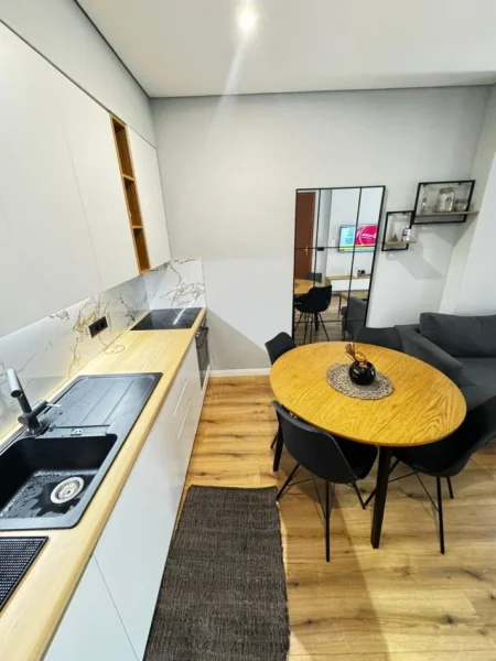 Tirane, jepet me qera apartament 2+1 Kati 8, 75 m² 700 € (Prane Globe.)