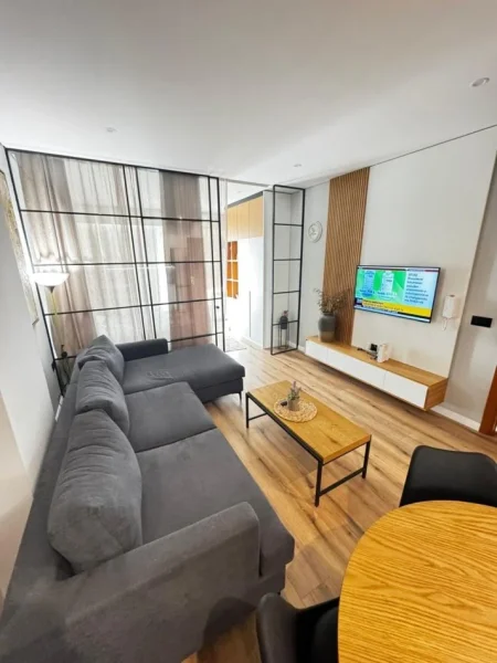 Tirane, jepet me qera apartament 2+1 Kati 8, 75 m² 700 € (Prane Globe.)