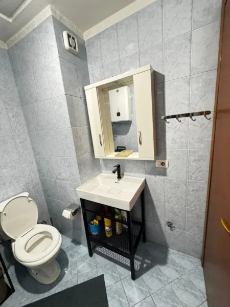 Tirane, jepet me qera apartament 2+1 Kati 8, 75 m² 700 € (Prane Globe.)