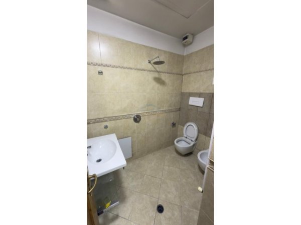 Tirane, jap me qera apartament 3+1+Ballkon Kati 3, 153 m² 1.500 € (RRUGA E BARRIKADAVE)