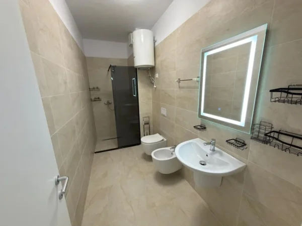 Tirane, jepet me qera apartament 2+1 Kati 4, 1.100 € 