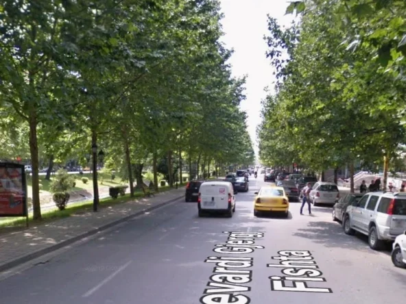 Tirane, shitet dyqan Kati 0, 13 m² 35.000 € (Ish Ekspozita)