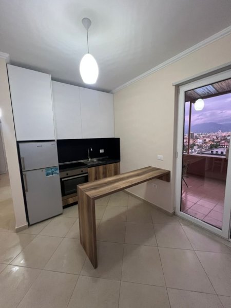 Tirane, jepet me qera apartament 1+1+Ballkon Kati 8, 115 m² 480 € (astir)