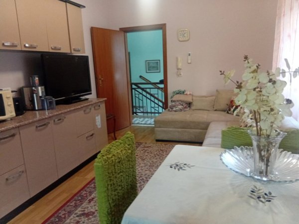 Tirane, jepet me qera apartament 3+1+Aneks+Ballkon Kati 2, 130 m² 550 € (Rruga Bardhyl)