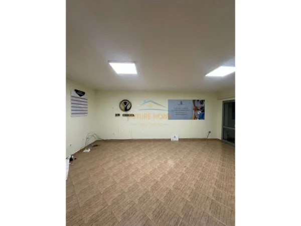 Tirane, jepet me qera zyre Kati 6, 105 m² 900 € (ZOGU I ZI)