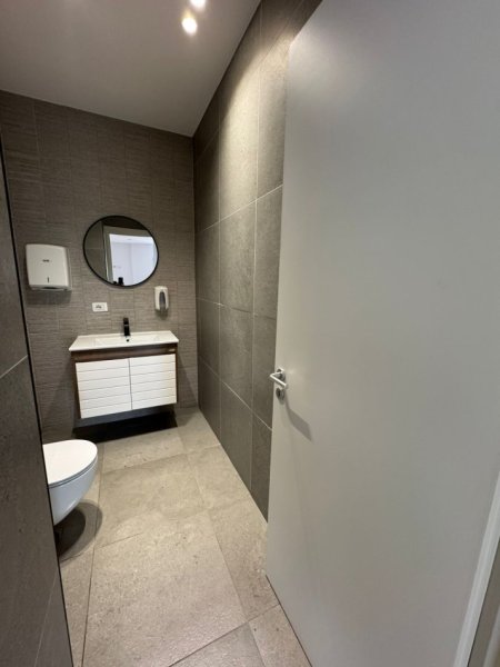 Tirane, jepet me qera ambjent biznesi , 145 m² 2.000 € (Bulevardi “Zogu i Parë”, Qendër)