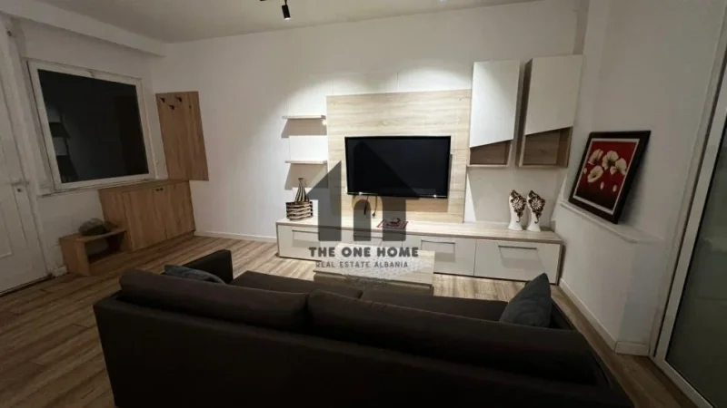 Tirane, jepet me qera apartament 1+1+Ballkon Kati 1, 70 m² 470 € (Rr Barrikadat)