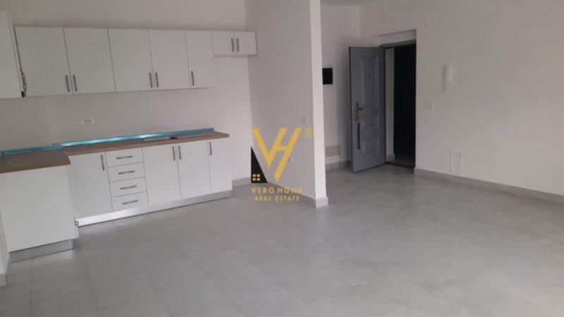 Tirane, jepet me qera apartament 3+1+Ballkon Kati 3, 130 m² 450 € (5 MAJI)