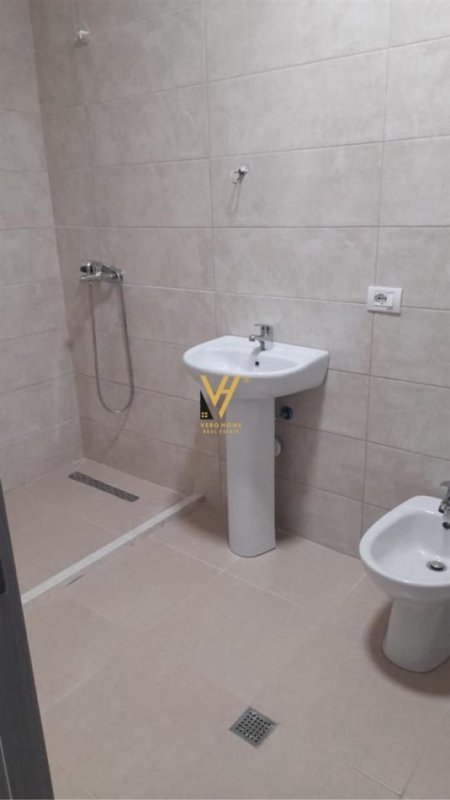 Tirane, jepet me qera apartament 3+1+Ballkon Kati 3, 130 m² 450 € (5 MAJI)