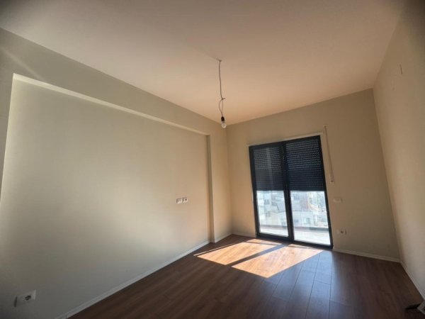 Tirane, jepet me qera apartament 1+1+Ballkon Kati 8, 55 m² 400 € (Astir)