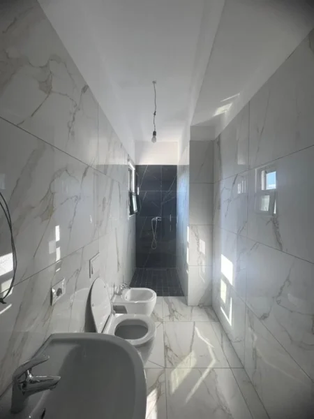 Tirane, jepet me qera apartament 1+1+Ballkon Kati 8, 55 m² 400 € (Astir)