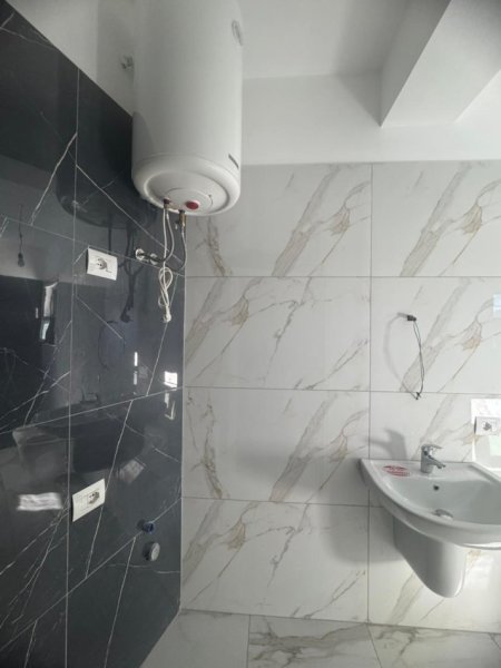 Tirane, jepet me qera apartament 1+1+Ballkon Kati 8, 55 m² 400 € (Astir)