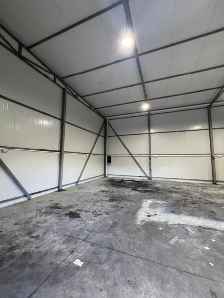 Tirane, jepet me qera magazine Kati 0, 150 m² 120.000 € (Përballë City Park)