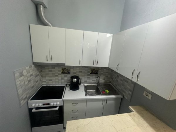 Tirane, jepet me qera shtepi 1+1 Kati 1, 70 m² 500 € (Rruga Fortuzi)