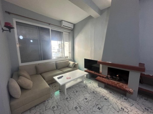 Tirane, jepet me qera shtepi 1+1 Kati 1, 70 m² 500 € (Rruga Fortuzi)