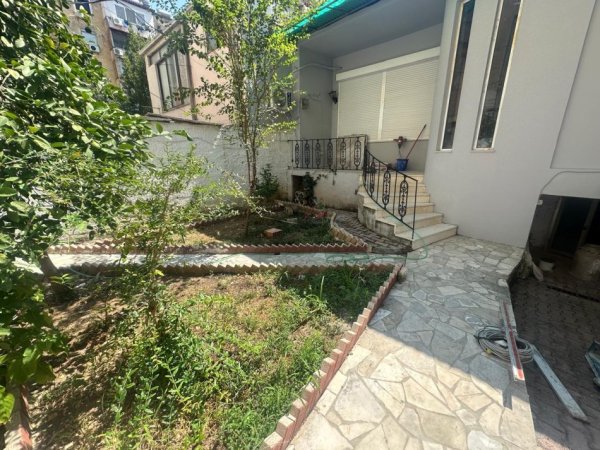 Tirane, jepet me qera shtepi 1+1 Kati 1, 70 m² 500 € (Rruga Fortuzi)