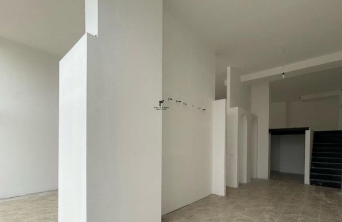 Tirane, shitet dyqan Kati 0, 217 m² 270.000 € (ISH FUSHA E AVIACIONIT)