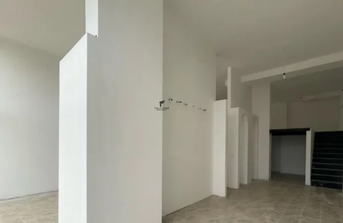 Tirane, shitet dyqan Kati 0, 217 m² 270.000 € (ISH FUSHA E AVIACIONIT)