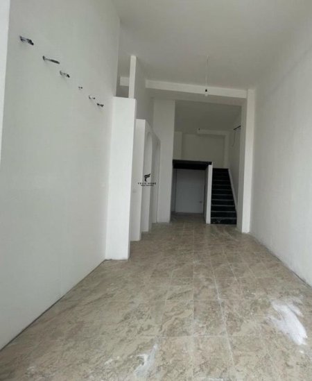 Tirane, shitet dyqan Kati 0, 217 m² 270.000 € (ISH FUSHA E AVIACIONIT)