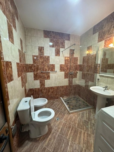 Shqiperi, jepet me qera apartament 2+1 Kati 4, 100 m² 400 € (Fresku)