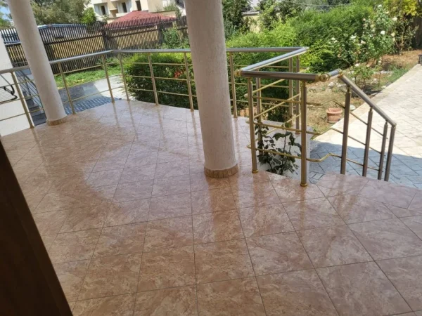 Tirane, jepet me qera shtepi 2+1 , 400 € 