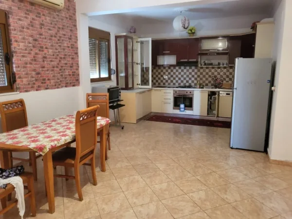 Tirane, jepet me qera shtepi 2+1 , 400 € 