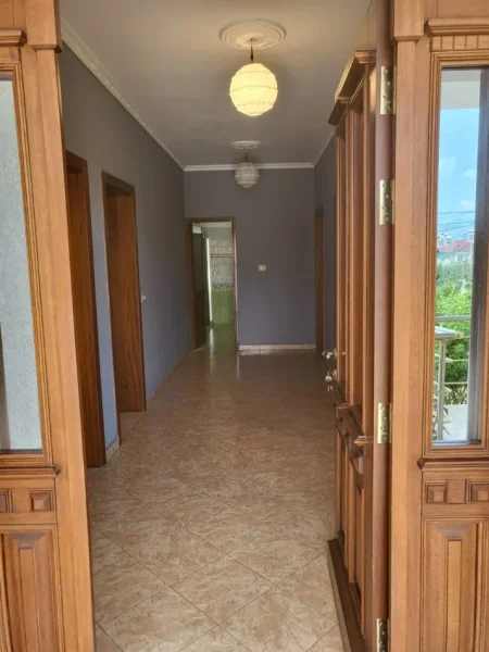 Tirane, jepet me qera shtepi 2+1 , 400 € 