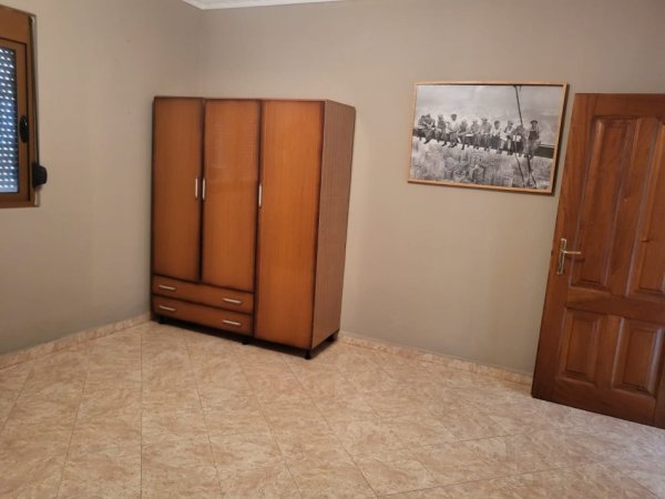 Tirane, jepet me qera shtepi 2+1 , 400 € 